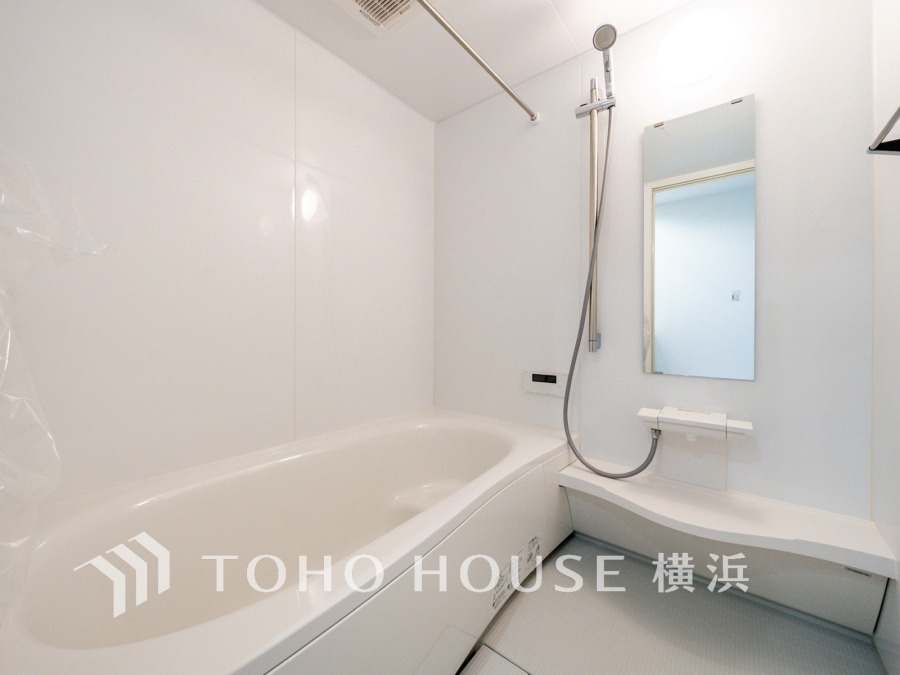 ◆質感が奏でる時間◆輝きが美しいホワイトカラーのパネルと流麗なデザインの浴槽が醸しだす高級感を感じる浴室、快適・清潔な空間で心も体もオフになる時間を。