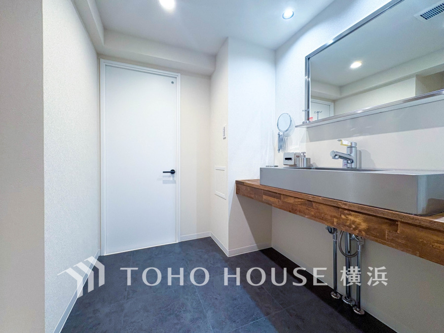 落ち着いた空間を演出するカラーと、ゆったり落ち着いてお使い頂ける広さが魅力のパウダールーム。居室からも独立しており、プライベート空間を保ちます。