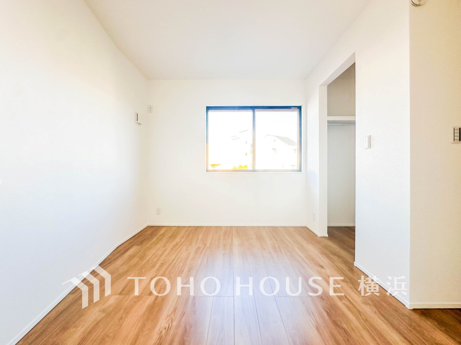 明るい自然光が差し込むシンプルな洋室。WIC付きでたっぷり収納できます。