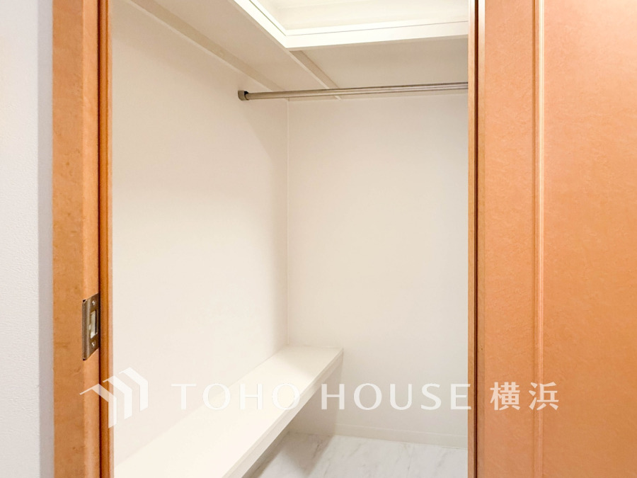 ひと目で収納物を確認できるウォークインクロゼットは、ゆとりの広さを備えた大型収納。数多くの衣類に加え、足元には引出しや衣装箱、シューズボックスなども収納することができます。