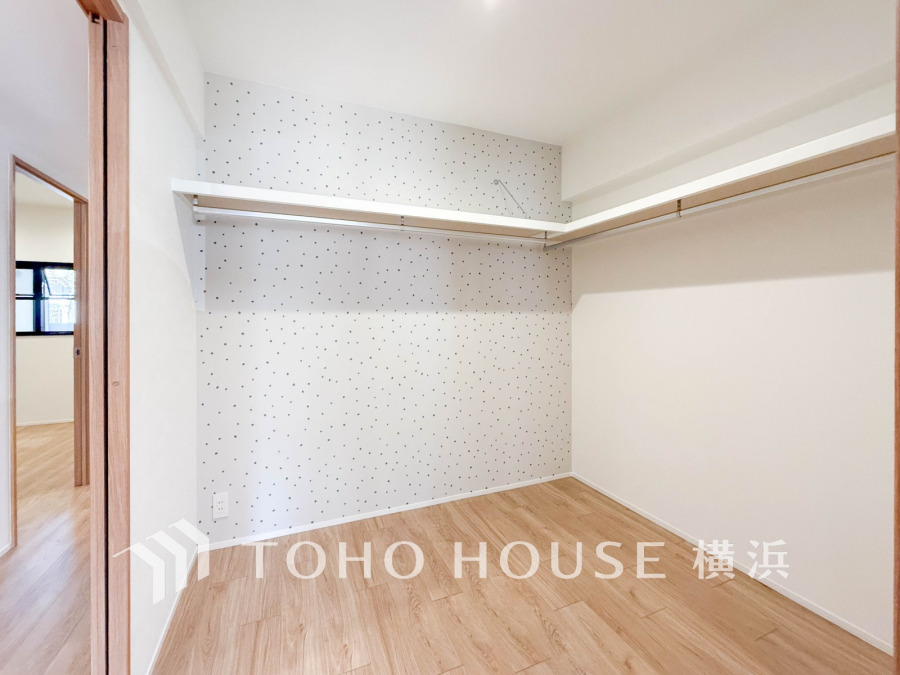 ひと目で収納物を確認できるウォークインクローゼットは、ゆとりの広さを備えた大型収納。数多くの衣類に加え、足元には引出しや衣装箱、シューズボックスなども収納することができます。