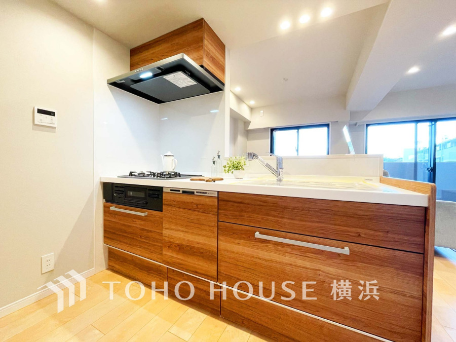 木目調の温かみあるデザインと使い勝手の良さを兼ね備えた、明るい対面キッチンです。