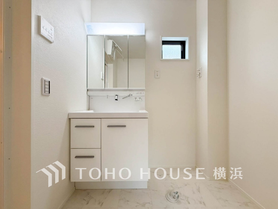 十分な大きさの洗面台は収納もさる事ながら、身だしなみチェックや歯磨きなど、朝の慌ただしい時間でもホテルライクなスペースで余裕とゆとりを感じて頂けます。