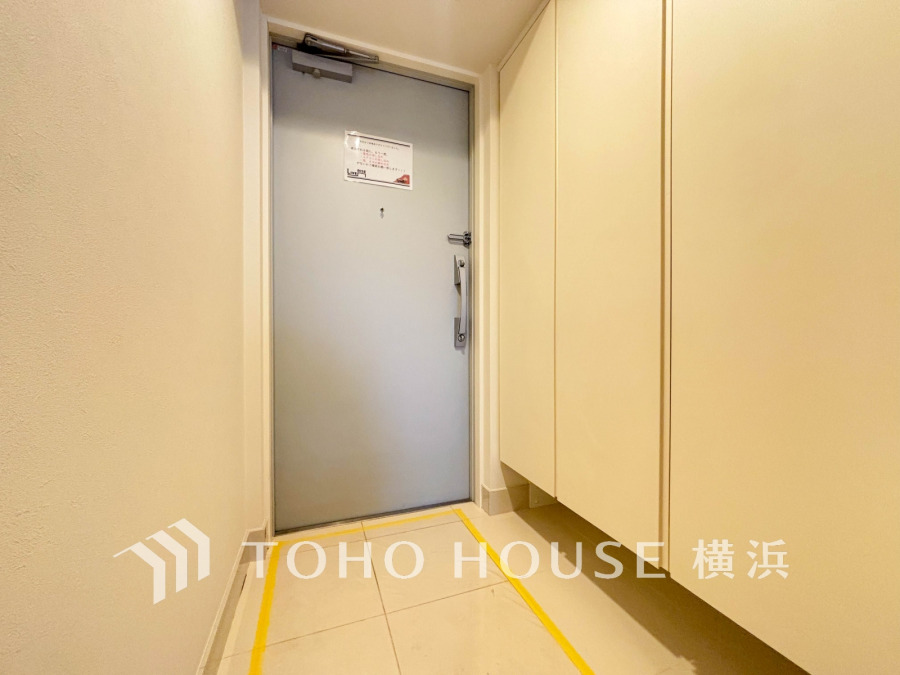 収納力の豊富なトールサイズのシューズボックスを設置した玄関スペース。