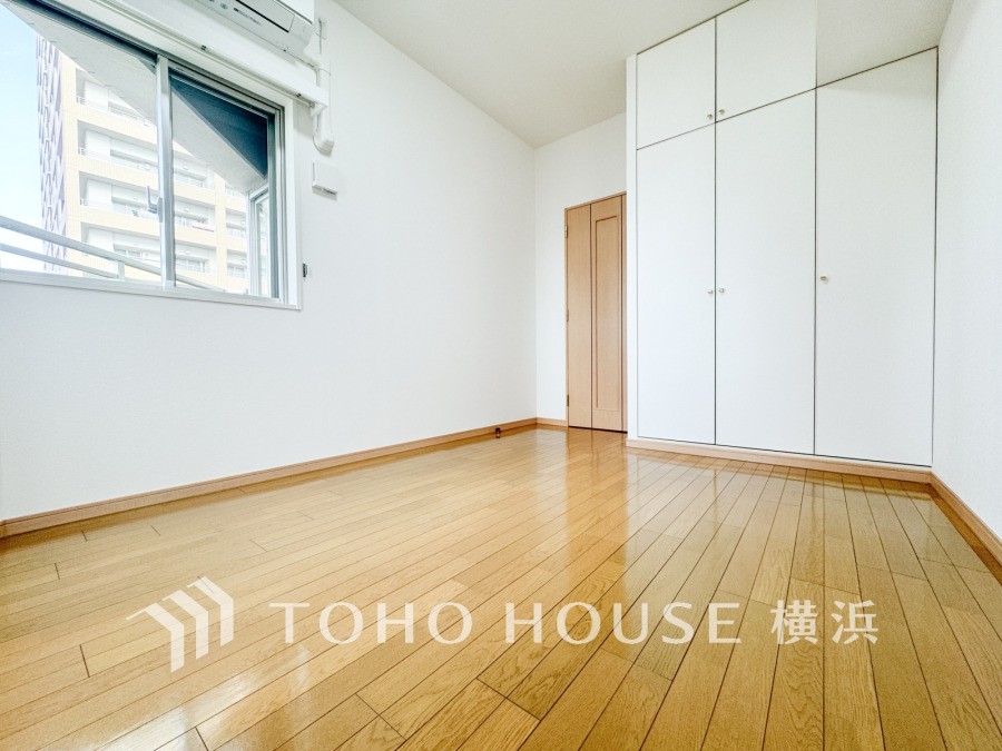 大きな窓からは快適な光を取り入れ、通気性能を上げる事で居心地の良い空間を演出します。多くの時間を過ごす住まいだからこそ、いつも快適な場所であるように心掛けています。