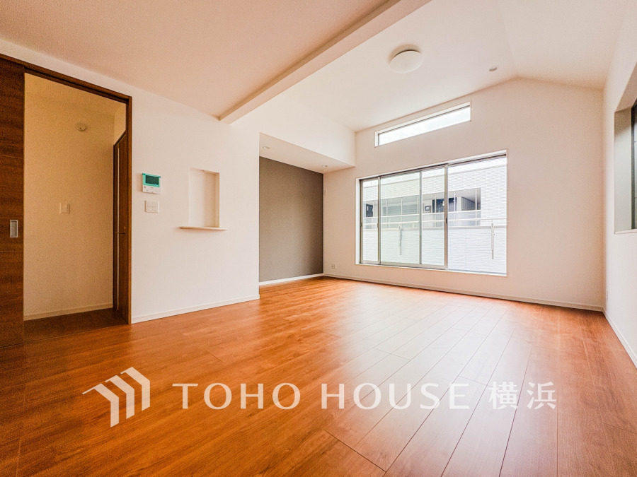 たっぷりの自然光が差し込む、開放的でシンプルなデザインのリビングルームです。