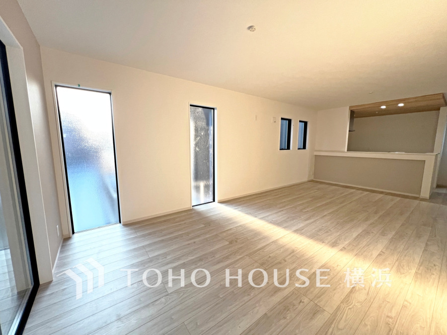 光と風が溢れる開放的なリビングダイニングには自然と家族みんなが集まってきます。明るく穏やかな空気の中で飲んだり、食べたり、笑ったり。