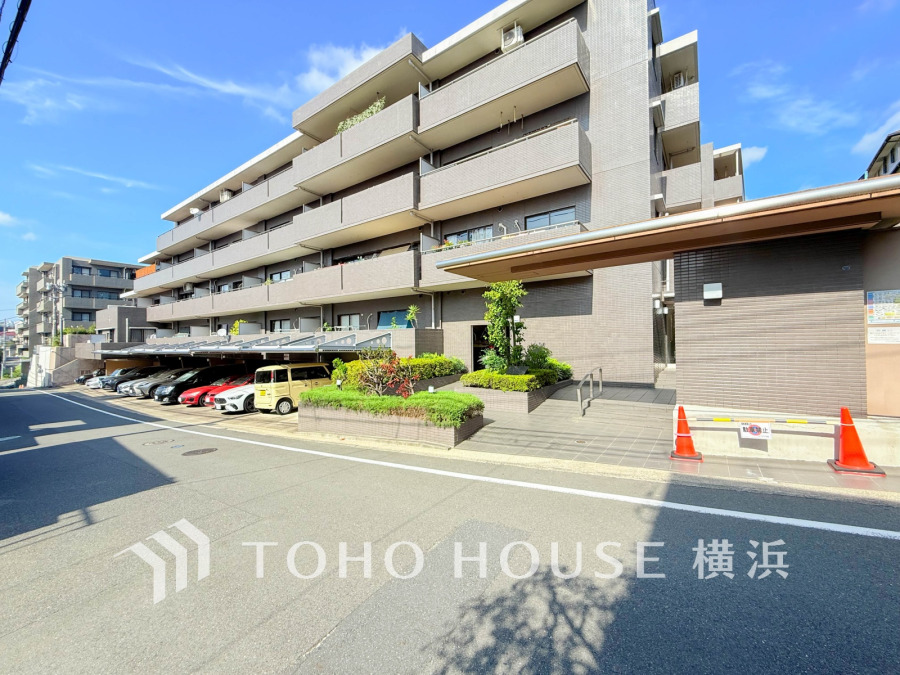 ふりそそぐ陽射しと開放的な空間形成。青空を背景に更なる美しさを醸す佇まい。暖かな陽光と爽やかな風がハーモニーを奏でる上質な空間を愉しむ暮らしがここにある。