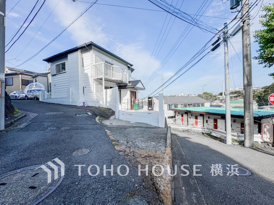 落ち着きある閑静な住宅街に誕生したこちらのお住まい。洗練された上品な佇まいが街に調和し、華やぎも加えます。街に新たな価値をもたらし続けることでしょう。