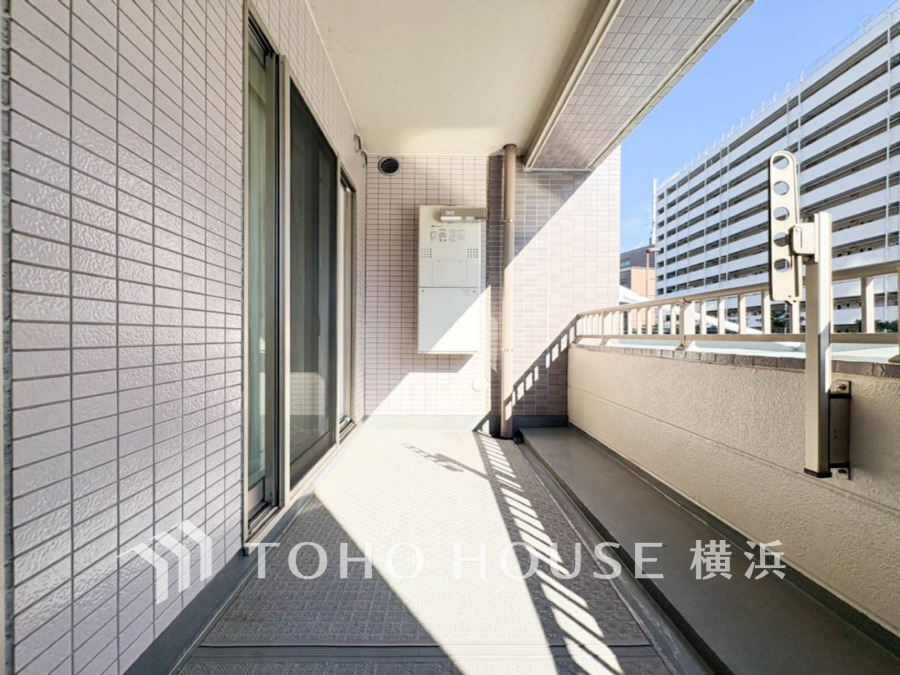 陽当たり良好で開放感のあるワイドバルコニー。洗濯物もゆったり干せる快適な空間です。