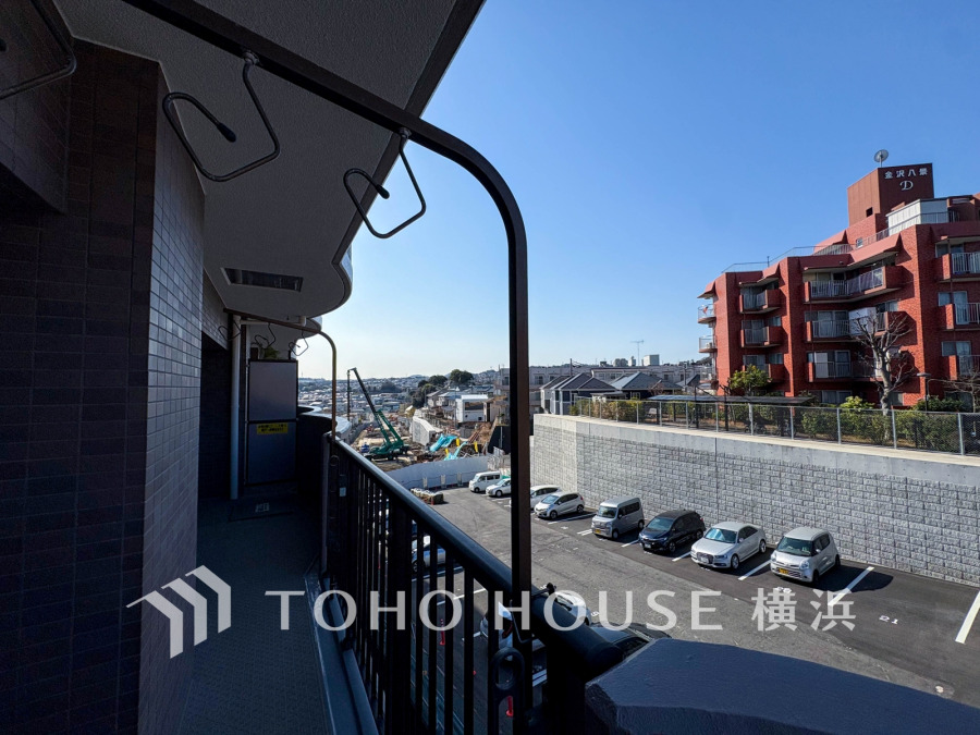 暮らしの中で光と風を演出してくれるバルコニー、見事なまでの開放的な空間を演出しながら、プライベート性も確保された空間は我が家の自慢。