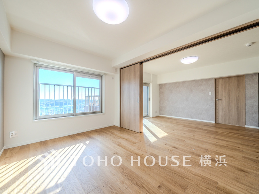 リビングに隣接した洋室は、引き戸を開け放してLDK空間を共有しながら開放的に使うこともできます。
