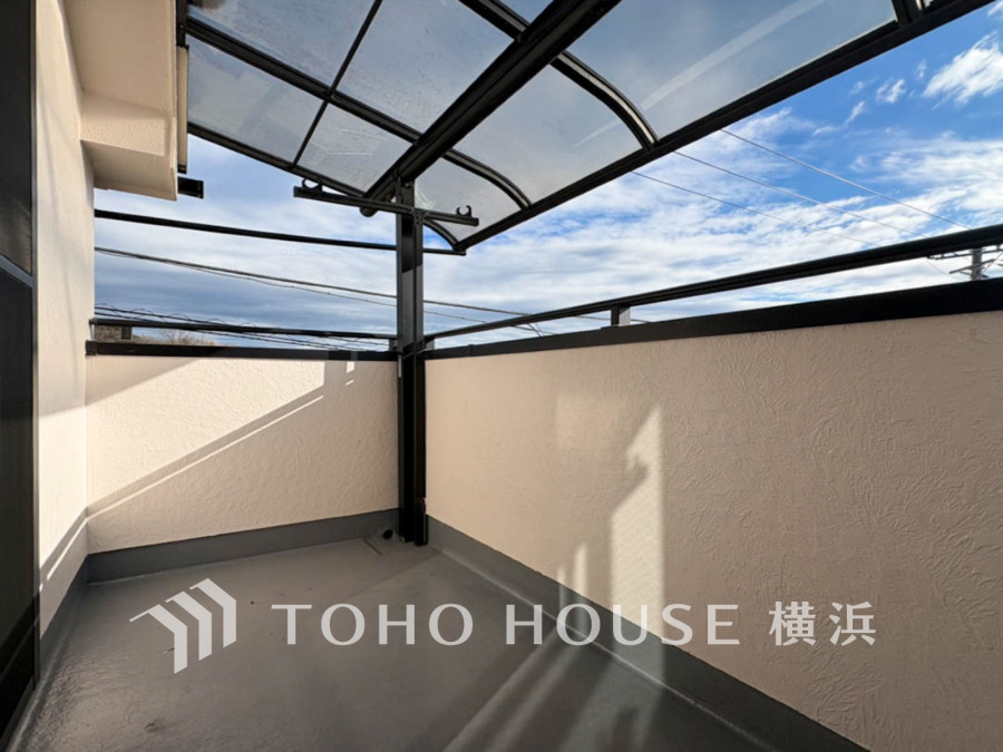 雨の日も安心の屋根付きバルコニー。広々とした空間で洗濯物もたっぷり干せます。