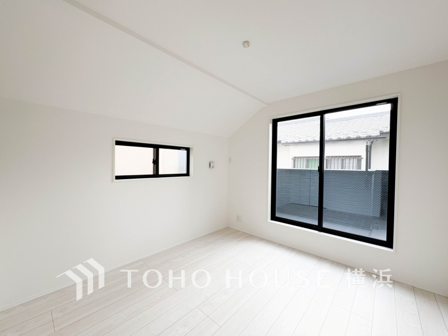 穏やかな風と陽光を導き、プライバシーに配慮された設計プランを採用し、居住性を一段と心地よいものにしています。明るく開放的な空間を演出しております。