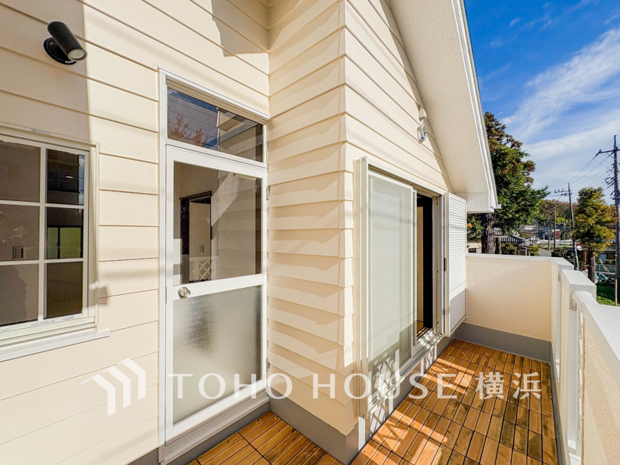 ずっと太陽を感じる事ができるのは、遮るものが視界に無いから。彼方に広がる風景が絵画のように広がります。