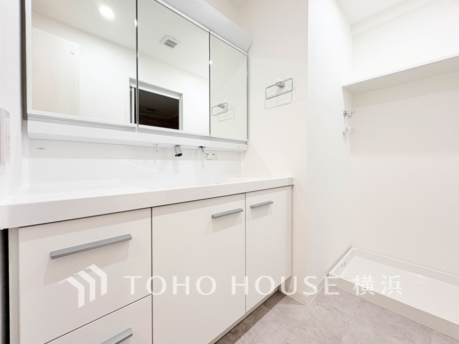 新規交換された洗面化粧台は美しく使いやすい機能が備えられています。