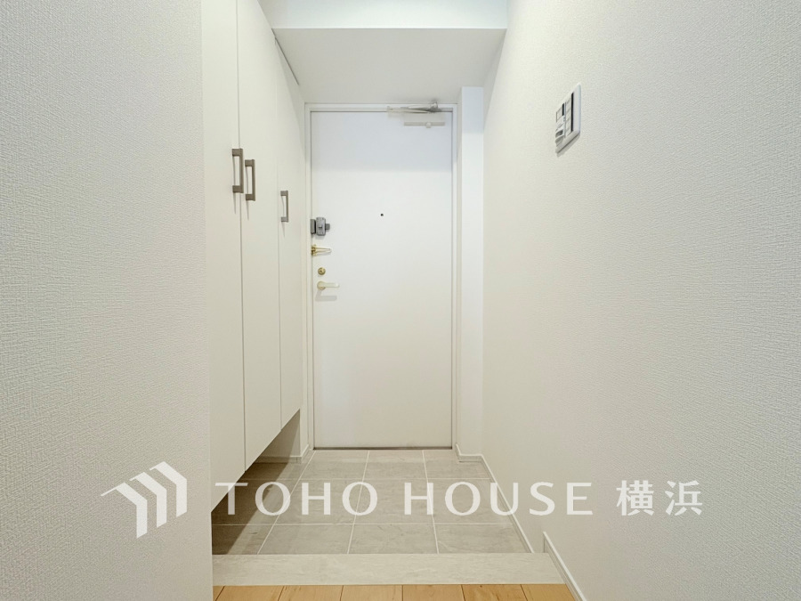 清潔感あふれる白を基調とした玄関。収納スペースも充実し、すっきり片付く設計です。