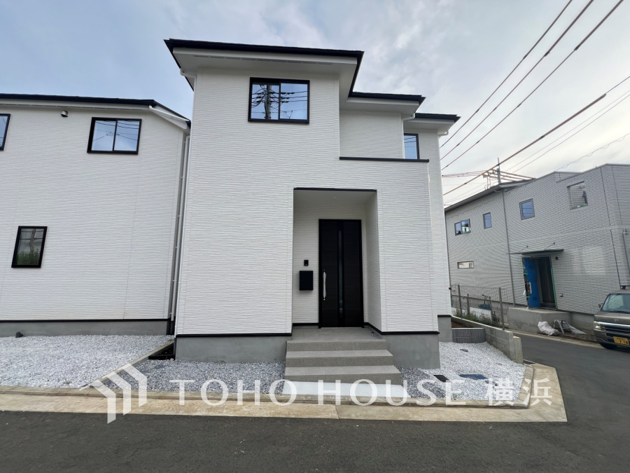 時代の流れに惑わされないシックなカラートーンで街並みに溶け込む外観は、主張し過ぎず、また平凡になり過ぎず絶妙なコントラストで輝きを放ちます。