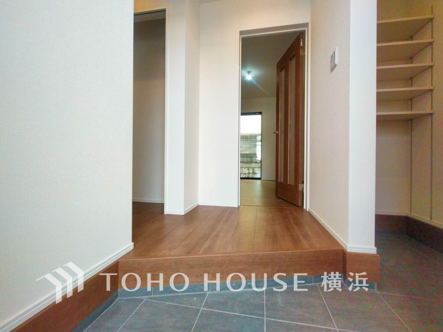 玄関には、ご家族みんなの靴をたっぷりと収納することができるシューズインクローゼットをご用意しました。さらに場所をとるベビーカーやゴルフ道具なども収納できるので、玄関まわりはいつもすっきり。