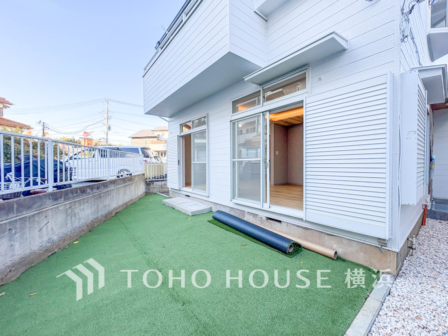 毎日の暮らしの中に癒しを与えてくれるお庭スペース。小さなお子様の遊び場にもちょうど良い空間です。ガーデニングで色とりどりの草花を綺麗に飾ればより一層華やかな空間になります。