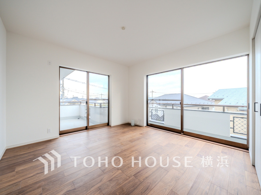 バルコニーから明るい自然光が差し込む洋室。大型クローゼット付きで収納も充実しています。
