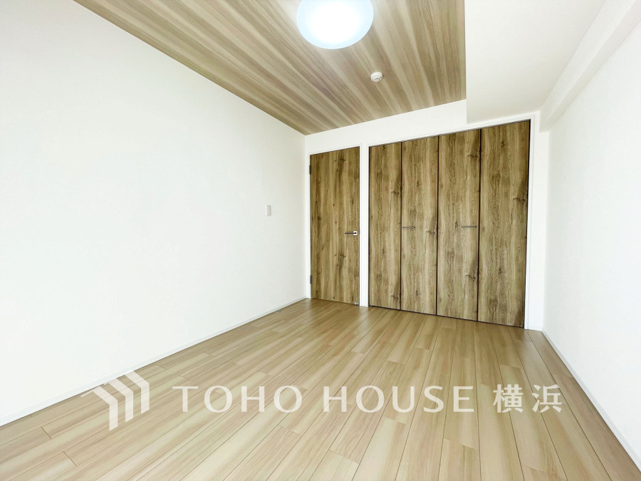 たっぷりの収納を備えた洋室。プライベートな自分時間を快適に過ごせるお部屋です。
