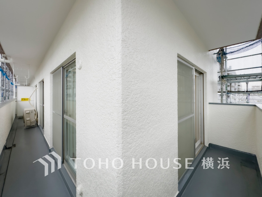 暮らしの中で光と風を演出してくれるバルコニー、見事なまでの開放的な空間を演出しながら、プライベート性も確保された空間は我が家の自慢。