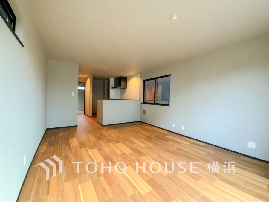 リビングダイニングとの一体感を感じられる対面式キッチン。ハイセンスな空間を豊かに表現する素敵なキッチンで快適にお料理をお楽しみください。