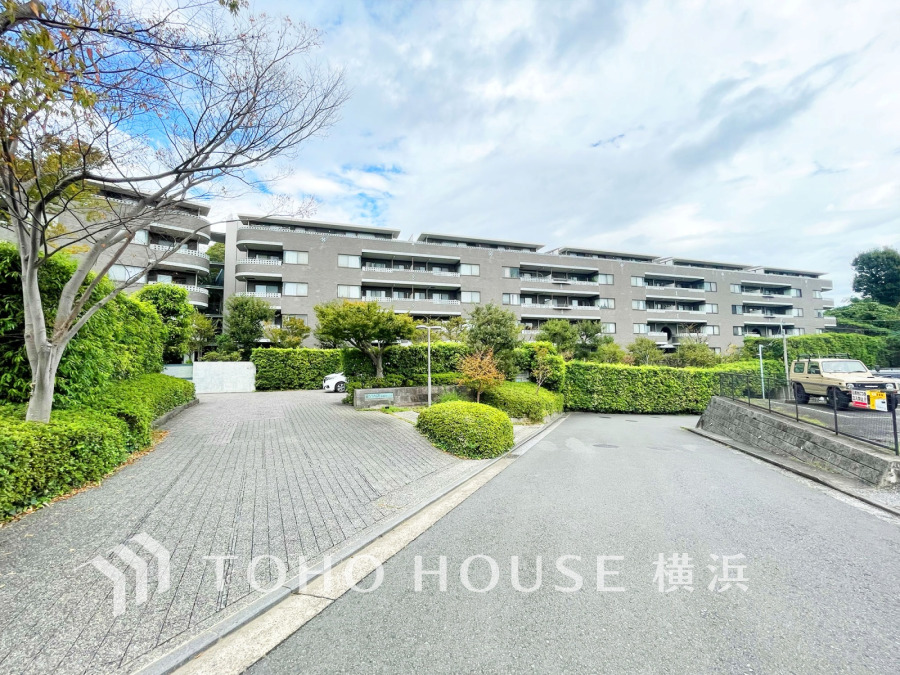 緑豊かな植栽に囲まれたマンション敷地。広いアプローチとゆとりのある駐車スペースが魅力です。