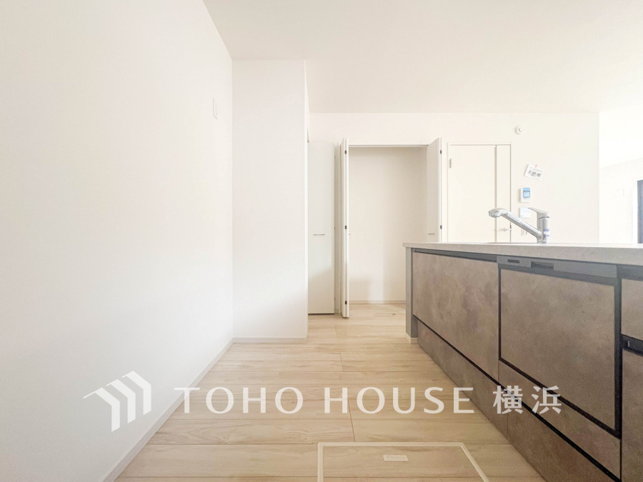 明るく開放的なキッチンスペース。収納豊富で使いやすいシンプルデザインが魅力です。