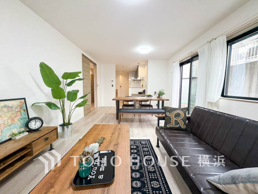 明るい自然光が差し込む、シンプルで温かみのあるLDK。ゆったりくつろげる空間です。