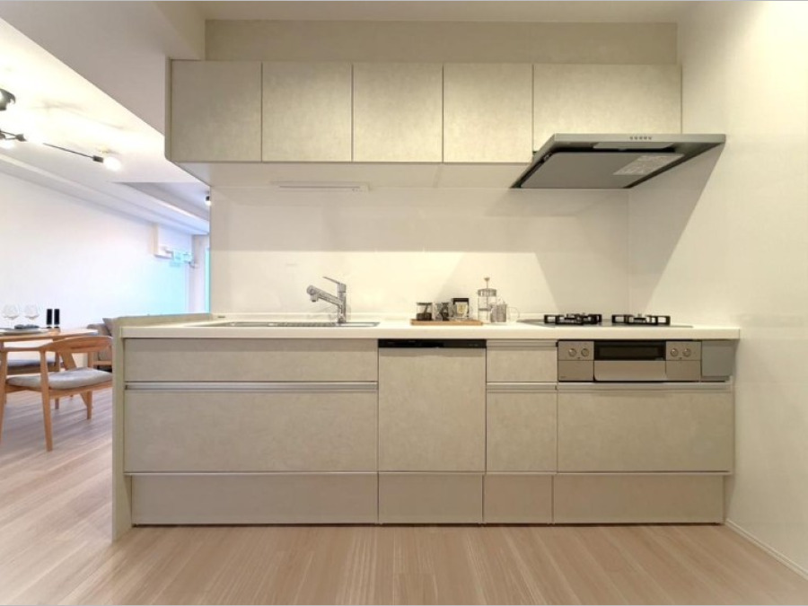 多彩な機能と洗練された美しいデザイン、細やかな優しさが毎日を演出します。プライベートスペースを彩るインテリアとしての美と、快適な日常を支える機能性と強さが一つになったキッチン。