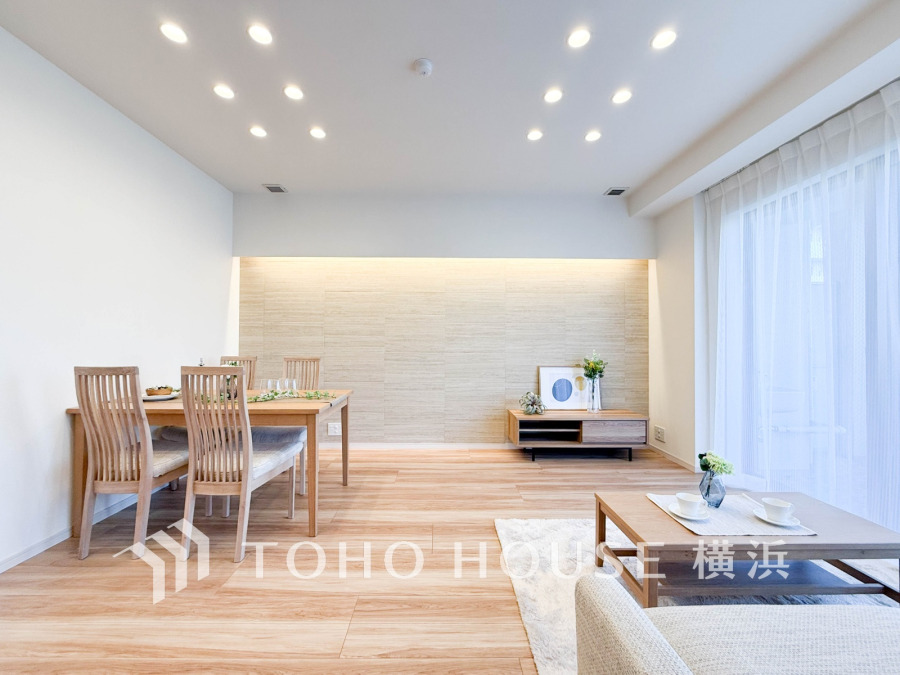 大きな窓からたっぷりと光が入る明るいLDK。落ち着いた雰囲気に包まれた空間です。
