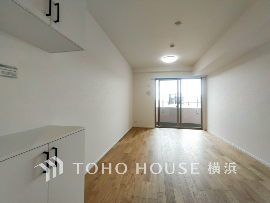 キッチンからリビング・ダイニングまで一直線に広がる明るい空間。