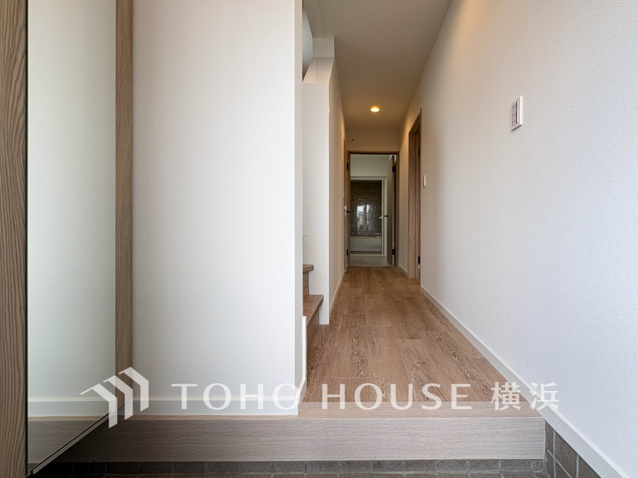 清潔感溢れる玄関がお出迎えする本邸宅の物語は、ここから始まる日常を期待させます。この場所には「希望」と「優越」で包み込んでくれる「特別」な空間があります。