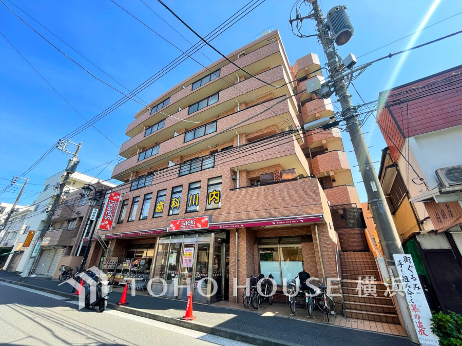 1階にはスーパーもあり、何かと便利なお住まい。時間のゆとりと空間、爽やかな陽光がもたらす光と風を贅沢なまでに感じる暮らしが始まります。