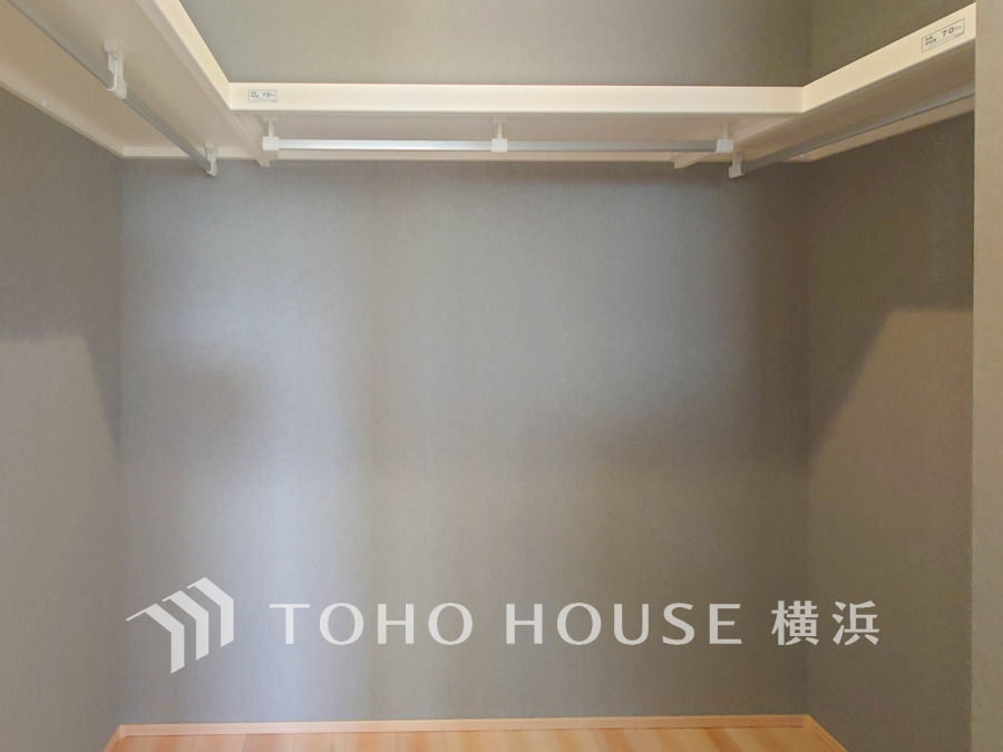 ウォークインクローゼットは家族みんなの衣類が収納できるよう広めに設計してあります。