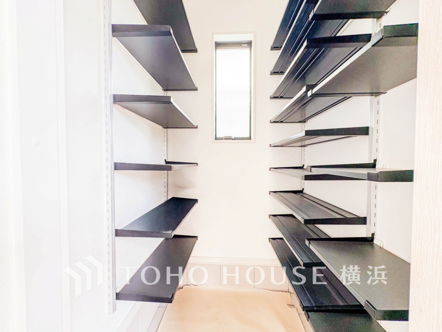 玄関脇にはシューズインクローゼットを完備。ご家族皆さんの靴もしっかり収納できます。広さもあるので、ゴルフバッグやベビーカーなども収納できます。