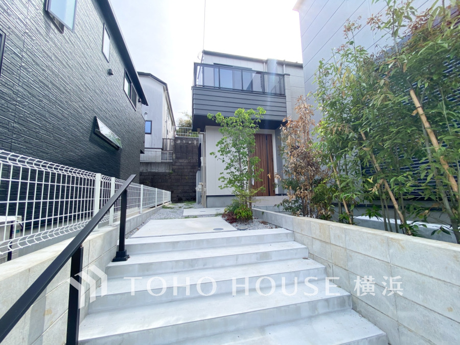落ち着きのある閑静な住宅街に佇む邸宅。きっとここからご家族のかけがえのない想い出が作られることでしょう。