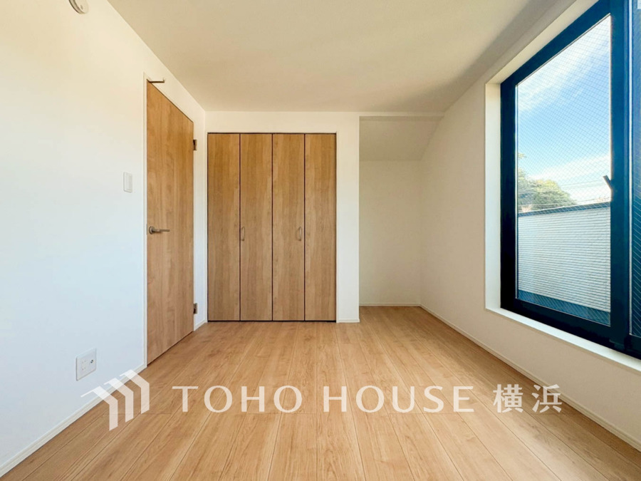 穏やかな風と陽光を導き、プライバシーに配慮された設計プランを採用し、居住性を一段と心地よいものにしています。明るく開放的な空間を演出しております。