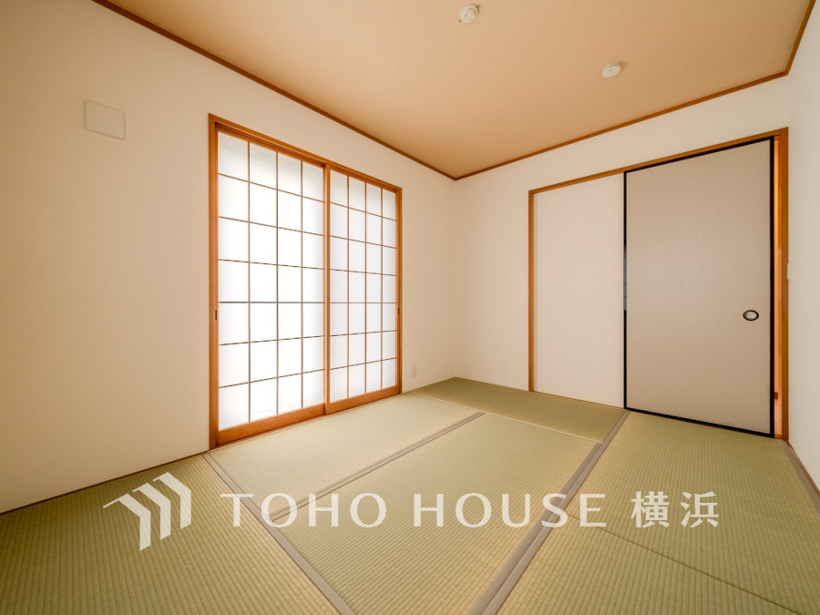 十分な収納力のある押入れを設置した6帖の和室。横になって寛げる温かみのある空間です。
