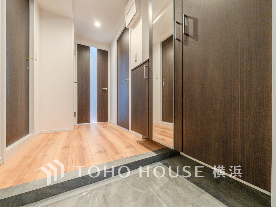 収納力の豊富なシューズボックスを設置した玄関スペース。ウッド調の落ち着きある空間です。
