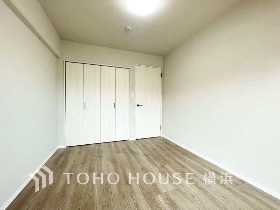 シンプルな内装と明るい空間で、自分らしい空間づくりを思い切り楽しめそうです。穏やかな陽射しが、ゆったりとした寛ぎの時間を包みます。