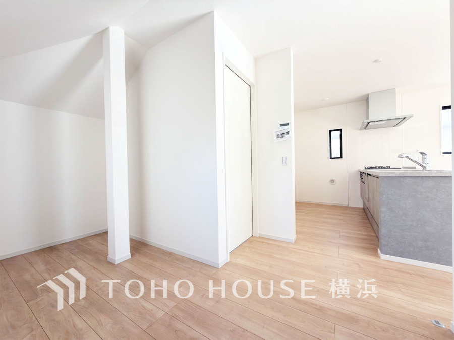 あたたかな光で満たされた開放的なLDKは、ゆとりの22.1帖。楽しい会話も和やかな団欒もここから。健やかな家族の未来を楽しく育む空間。