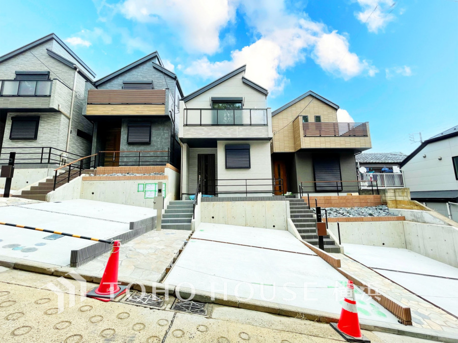 同時に多区画で建築されるお住まいは、新生活をご近所と共にスタートできることが魅力の一つ。また、街全体で調整される窓位置や統一感ある外観。そこに住まうご家族の心地よさをも追求します。