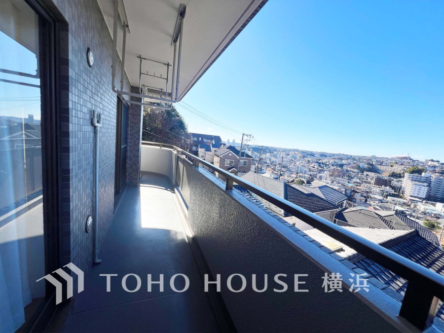 陽射しとともに、少しずつ装いを変える街の景観から、星空が地上に映りこむかのような夜景の煌きまで、この街ならではの美しい風景。