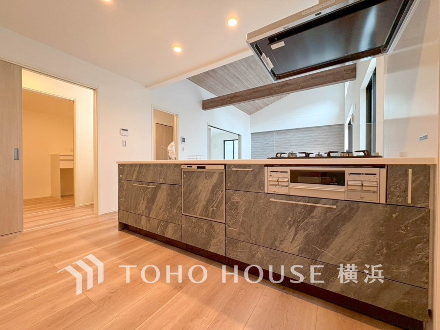 家事動線やリビングとのつながりに配慮し、食事の準備や片付けなどの家事を楽しくするキッチンスペースに仕上げました。毎日使う場所だから気持よく使えて、居心地の良い空間に。