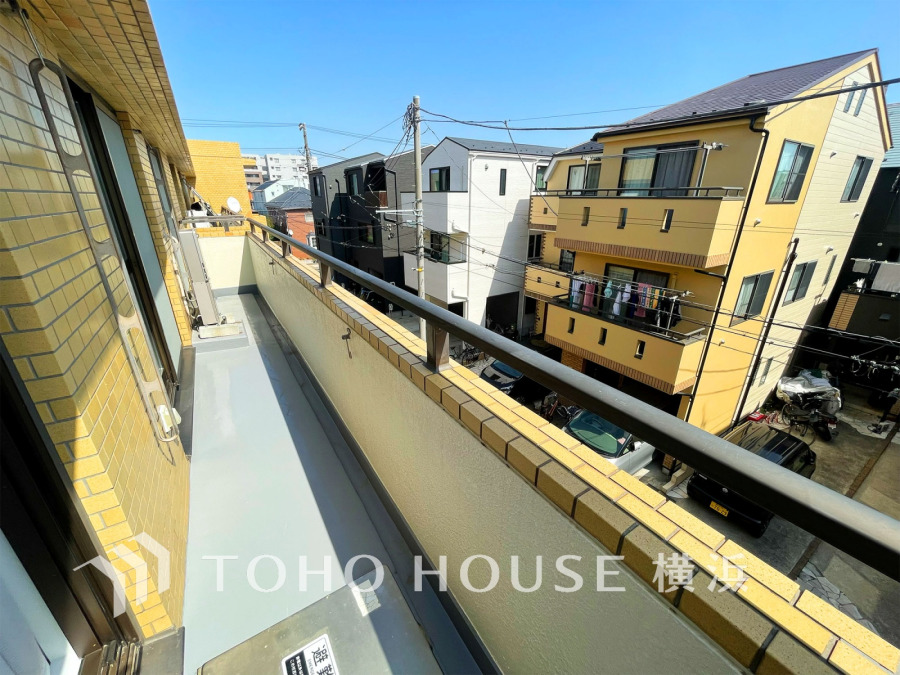 暮らしの中で光と風を演出してくれるバルコニー、見事なまでの開放的な空間を演出しながら、プライベート性も確保された空間は我が家の自慢。