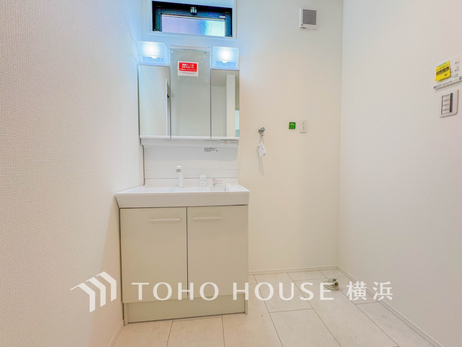 使いやすい機能が備えられた清潔感溢れる洗面空間。収納も充実しています。
