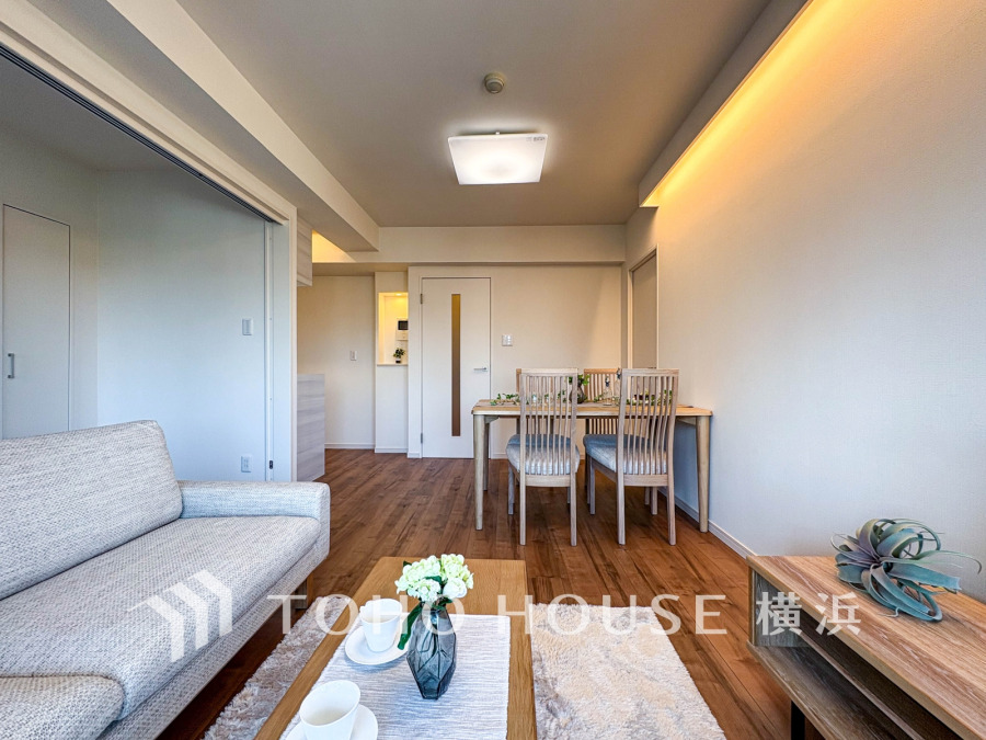 広々としたリビングダイニングは、シックでモダンな内装。落ち着いた雰囲気に包まれて、伸びやかな空間の中で、ゆったりと家族団らんのひとときを過ごせます。